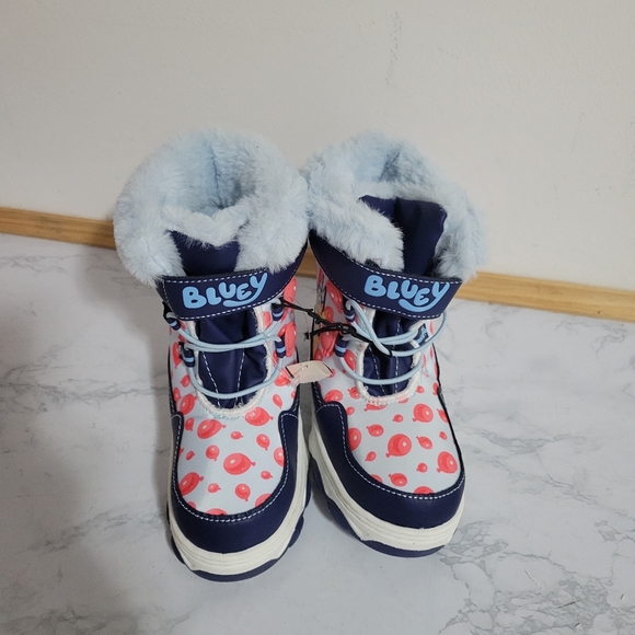 Kids Bluey Snow Boots, Size 11, New - Picture 1 of 5